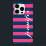 Coques iPhone 16 Pro Monogramme de script personnalisé Hot Pink et Navy<br><div class="desc">Habille et protège ton iphone avec un design motif rayé preppy,  moderne et audacieux qui est personnalisé monogrammed avec ton prénom dans une police de script en minuscules. Marine foncée / indigo bleu et chaud magenta rose rayures horizontales contrastées avec le texte blanc.</div>