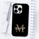 Coque Case-Mate iPhone Monogramme d'or noir moderne Nom du script féminin<br><div class="desc">Monogramme d'or noir moderne Feminine Script Name coque iphone. Personnalisez facilement ce coque iphone élégant moderne avec votre monogramme et votre nom personnalisés.</div>