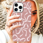Coque iPhone 16 Pro Max Monogramme dusté Rose Bow<br><div class="desc">Habille ton téléphone en style avec ce boîtier rose chic et branché poussiéreux ! Doté d'un motif ludique d'arcs dessinés à la main et personnalisé avec votre monogramme, ce coque est le parfait mélange de mode et de fonction. Fabriqué à partir de matériaux durables pour protéger votre téléphone contre les...</div>