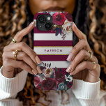 Coque Case-Mate iPhone Monogramme floral de Boho Bourgogne et or<br><div class="desc">Caisses de téléphone monogrammed personnalisées avec votre nom ou autre texte. Ce design boho branché présente une bordure florale aquarelle aux couleurs d'automne rustiques sur un arrière - plan rayé bordeaux et blanc avec un faux accent de feuille d'or. Utilisez les outils de conception pour choisir une couleur arrière -...</div>