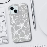Coque Case-Mate iPhone Monogramme floral gris<br><div class="desc">Girly Chic Grey Floral Monogramme initial iPhone 15 Coque. Un étui téléphonique amusant mais élégant avec des contours de fleurs grises et blanches. Un motif de fleurs ludique encadre une police serif chic simple monogramme initial simple. La partie amusante est que vous pouvez changer TOUTES les couleurs! ! Vous pouvez...</div>
