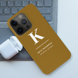 Coque Case-Mate iPhone Monogramme Luxe minimal Élégant Or<br><div class="desc">Un design vertical minimaliste dans un style élégant avec une couleur dorée et un gros monogramme initial typographique. Le texte peut facilement être customisé pour un design aussi unique que vous êtes !</div>