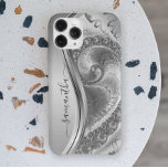 Case-Mate iPhone Case Monogramme manuscrit métallique gras argent<br><div class="desc">Cette conception est également disponible sur d'autres modèles de téléphone. Choisissez Type de périphérique pour voir d'autres iPhone, Samsung Galaxy ou coques Google. Certains styles peuvent être modifiés en sélectionnant Style si c'est une option. Cette conception peut être personnalisée dans la zone fournie en modifiant la photo et/ou le texte....</div>