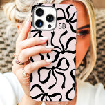 Coque iPhone 16 Pro Max Monogramme noir et blanc<br><div class="desc">Habille ton téléphone avec style avec ce boîtier de téléphone chic et tendance rose et noir! Doté d'un motif ludique d'arcs dessinés à la main et personnalisé avec votre monogramme, ce coque est le parfait mélange de mode et de fonction. Fabriqué à partir de matériaux durables pour protéger votre téléphone...</div>