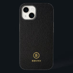 Coque Case-Mate iPhone Monogramme personnalisé minimaliste en cuir noir<br><div class="desc">Photographie en cuir vintage noir arrière - plan,  design minimaliste avec typographie aux tons or. monogramme personnalisé.</div>