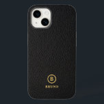 Coque Case-Mate iPhone Monogramme personnalisé minimaliste en cuir noir<br><div class="desc">Photographie en cuir vintage noir arrière - plan,  design minimaliste avec typographie aux tons or. monogramme personnalisé.</div>