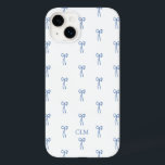 Coque Case-Mate iPhone Monogramme Petit Bow bleu<br><div class="desc">L'impression parfaite pour votre vibe de plage de la Nouvelle-Angleterre ! Preppy motif a présenté des arcs bleus dessinés à la main.</div>