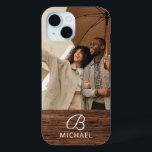 Coque Case-Mate iPhone Monogramme Photo Bois Bois Bois Bois Bois Nom pers<br><div class="desc">Monogram Photo Wood Grain Timber Personnalisé Nom iPhone 15 Coques dispose de votre photo préférée avec votre nom personnalisé et monogramme sur un accent en bois. Personnalisez en modifiant le texte dans les zones de texte fournies. Conçu par ©Evco Studio www.zazzle.com/store/evcostudio</div>
