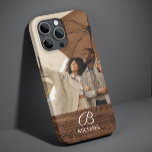 Case-Mate iPhone Case Monogramme Photo Bois Bois Bois Bois Bois Nom pers<br><div class="desc">Monogram Photo Wood Grain Timber Personnalisé Nom coques iphone présente votre photo préférée avec votre nom personnalisé et monogramme sur un accent en bois. Personnalisez en modifiant le texte dans les zones de texte fournies. Conçu par ©Evco Studio www.zazzle.com/store/evcostudio</div>