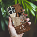 Coque iPhone 16 Pro Max Monogramme Photo Bois Bois Bois Bois Bois Nom pers<br><div class="desc">Monogram Photo Wood Grain Timber Nom personnalisé iPhone 16 Pro Max Coques dispose de votre photo préférée avec votre nom personnalisé et monogramme sur un accent en bois. Personnalisez en modifiant le texte dans les zones de texte fournies. Conçu par ©Evco Studio www.zazzle.com/store/evcostudio</div>