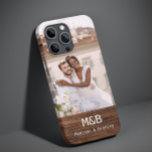 Coque Case-Mate iPhone Monogramme Photo Couple Wood Nom personnalisé<br><div class="desc">Monogram Photo Couple Wood Nom personnalisé Smartphone coques iphone vous propose votre photo préférée avec vos noms personnalisés et monogramme sur un accent en bois. Parfait comme cadeau pour mari ou petit ami pour l'anniversaire,  Noël,  Saint Valentin,  anniversaire et plus encore. Conçu par ©Evco Studio www.zazzle.com/store/evcostudio</div>
