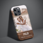 Coque Case-Mate iPhone Monogramme Photo Couple Wood Nom personnalisé<br><div class="desc">Monogramme Photo Couple Wood Personnalisé Nom coques iphone présente votre photo préférée avec vos noms personnalisés et monogramme sur un accent en bois. Parfait comme cadeau pour mari ou petit ami pour l'anniversaire,  Noël,  Saint Valentin,  anniversaire et plus encore. Conçu par ©Evco Studio www.zazzle.com/store/evcostudio</div>