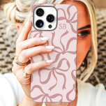 Coque iPhone 16 Pro Max Monogramme rose pâle<br><div class="desc">Habille ton téléphone en style avec ce boîtier de téléphone rose vif chic et tendance ! Doté d'un motif ludique d'arcs dessinés à la main et personnalisé avec votre monogramme, ce coque est le parfait mélange de mode et de fonction. Fabriqué à partir de matériaux durables pour protéger votre téléphone...</div>
