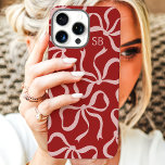 Coque iPhone 16 Pro Max Monogramme roux roux poussiéreux<br><div class="desc">Habille ton téléphone en style avec ce boîtier de téléphone rouge chic et tendance ! Doté d'un motif ludique d'arcs dessinés à la main et personnalisé avec votre monogramme, ce coque est le parfait mélange de mode et de fonction. Fabriqué à partir de matériaux durables pour protéger votre téléphone contre...</div>