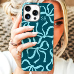 Coque iPhone 16 Pro Max Monogramme turquoise<br><div class="desc">Habille ton téléphone en style avec ce boîtier turquoise chic et tendance! Doté d'un motif ludique d'arcs dessinés à la main et personnalisé avec votre monogramme, ce coque est le parfait mélange de mode et de fonction. Fabriqué à partir de matériaux durables pour protéger votre téléphone contre les bosses et...</div>