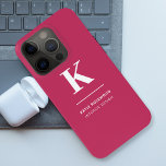 Coque Case-Mate iPhone Monogramme typographique moderne minimaliste rose<br><div class="desc">Un design vertical minimaliste dans un style élégant avec une couleur de trait rose chaud et un gros monogramme initial typographique. Le texte peut facilement être customisé pour un design aussi unique que vous êtes !</div>