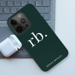Coque Case-Mate iPhone Monogramme vert foncé élégant minimaliste moderne<br><div class="desc">Un monogramme minimaliste avec de grandes initiales typographiques dans une police classique avec votre nom ci-dessous sur un arrière - plan vert foncé. Le cadeau ou accessoire parfaitement personnalisé !</div>