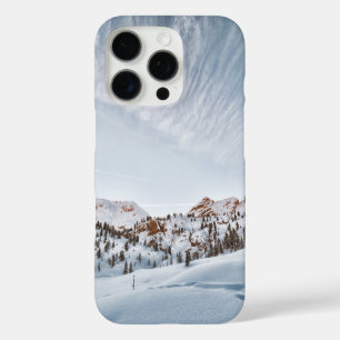 Coque iPhone 16 Pro Montagne Enneigée Sous Un Ciel Clair