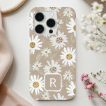 Coque Case-Mate iPhone Motif Beige de la marguerite initiale personnalisé<br><div class="desc">Ajoutez une touche d'élégance et de charme à votre iPhone avec notre Motif de charme Daisy sur coque iphone beige. Dotée d'un design charmant de pâtisseries délicates sur un arrière - plan rose apaisant, cette coque allie des tons pastel neutres pour créer un look doux et élégant. Parfait pour les...</div>
