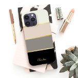 Coque Case-Mate iPhone Motif moderne chic avec nom<br><div class="desc">Couvrez votre téléphone dans un coque à la mode avec des rayures modernes chic en noir, gris, rose vif et blanc d'oeuf crémeux. De minces lignes en faux-or séparent les couleurs dans le style design. Personnalisez avec votre nom, monogramme ou autre texte souhaité. Vous pouvez également supprimer le nom de...</div>