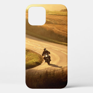 Case-Mate iPhone Case Moto sur route de campagne en automne soir. 