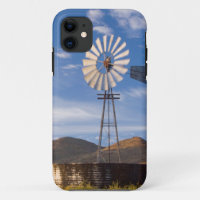Moulin à vent et barrage dans le Karoo au lever du