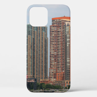 Case-Mate iPhone Case NEW YORK - 5 JUILLET 2015 : Long Island City water
