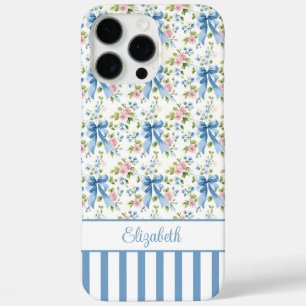 Coque iPhone 16 Pro Max Nœuds Coquette Bleus Avec Fleurs Monogrammées