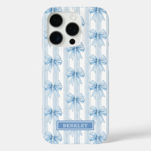 Coque iPhone 16 Pro Nœuds Coquette Bleus sur Monogramme à Rayures