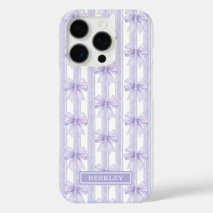 Coque iPhone 16 Pro Nœuds Coquette Violets sur Monogramme à Rayures
