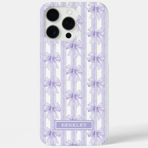 Coque iPhone 16 Pro Max Nœuds Coquette Violets sur Monogramme à Rayures