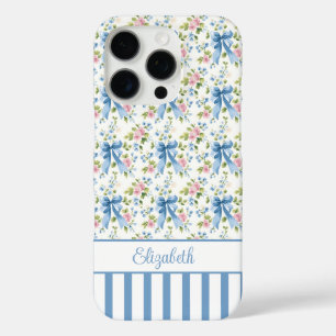 Coque iPhone 16 Pro Nœuds Coquettes Bleus Avec Fleurs Monogrammées