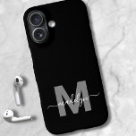 Coque Pour iPhone 16 Noir minimaliste Blanc Nom moderne Monogramme<br><div class="desc">Boîtier Téléphonique Monogramme Minimaliste Personnalisé Noir Et Blanc Initiale. Ajoutez une touche de luxe et d'élégance à votre téléphone avec cette étui téléphonique personnalisée. Doté d'un arrière - plan noir élégant, d'une initiale grise audacieuse et d'un nom de script blanc fluide, ce design allie sophistication et style moderne. Parfait pour...</div>