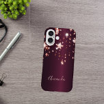 Coque Pour iPhone 16 Nom des étoiles d'or rose de Bourgogne<br><div class="desc">Un étui téléphonique élégant,  girly et glam. étoiles d'or roses. Arrière - plan profond,  violet foncé. Insérez votre nom,  écrit avec un script de style moderne écrit à la main. Lettres de couleur rose.</div>