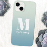 Coque Case-Mate iPhone Nom du monogramme Dégradé simple Personnalisé<br><div class="desc">La typographie moderne minimaliste blanc monogramme design de nom initial sur un dégradé bleu turquoise vert. Changez l'initiale et le nom du monogramme pour personnaliser.</div>