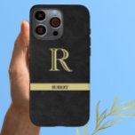 Coque iPhone 16 Pro Max Nom du monogramme en cuir noir Or<br><div class="desc">Monogramme et nom personnalisés. Texture en cuir noir avec lettrage Gold élégant (pas en cuir réel). Une idée de cadeau de fête des pères sophistiquée pour papa ou grand-père (mari / autre significatif). Peut aussi être une idée de cadeau de vacances ou de retraite parfaite. si vous avez besoin d'aide...</div>