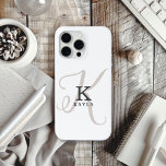 Coque Case-Mate iPhone Nom élégant avec Monogramme de calligraphie sur bl<br><div class="desc">Élégant et magnifique, ce design coque iphone monogramme unique affiche l'initiale de votre prénom dans une police serif simple et une police calligraphie élégante dans l'arrière - plan. Votre nom est affiché sous votre monogramme initial dans cette conception personnalisée de typographie unique. Les trois éléments se fondent dans une harmonie...</div>