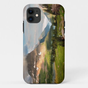 Coque iPhone 11 Nuages balayant par des montagnes
