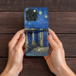 Case-Mate iPhone Case Nuit étoilée sur Rhône Vincent van Gogh<br><div class="desc">Un coque iPhone 13 Pro avec Vincent van Gogh's,  Starry Night Over the Rhone (1888),  fine art peinture post-impressionniste. Une nuit étoilée avec des bateaux dans le port.</div>