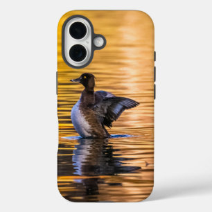 Coque Pour iPhone 16 Oeil d'or sur un lac d'or