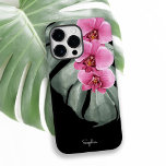 Coque Case-Mate iPhone Orchidées roses chaudes Flore tropicale avec votre<br><div class="desc">Ce design tropical unique a une ambiance de plage moderne. Il dispose d'un trio de roses chauds - orchidées fuchsia et d'une belle feuille de monstère aux aquarelles douces sur un élégant arrière - plan noir. Le design est à la fois sobre et élégant, avec un look tendance, dynamisé par...</div>