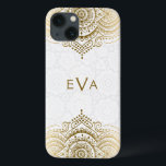 Etui iPhone 13 Ornament en dentelle or Arrière - plan blanc perso<br><div class="desc">Élégant or orné orné dentelle fleurie orné sur cercles blancs arrière - plan motif. Le design peut être demandé dans n'importe quelle couleur et sur n'importe quel produit que nous offrons. monogramme personnalisé et optionnel.</div>