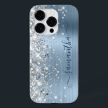 Coque Case-Mate iPhone Pailleté Argenté Lumière Bleue Glam Féminin Signat<br><div class="desc">Faux surlignements pailletés rose gold girly sur le bord gauche sur un faux ombré en métal brossé bleu clair et pâle.
La signature girly moderne présente une police de calligraphie élégante avec des queues décoratives. 
Personnalisez les styles de police pour créer vos propres accessoires de téléphone pour elle.</div>
