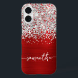 Coque Pour iPhone 16 Parties scintillant argentée brillante Nom rouge<br><div class="desc">Customisez le script de style manuscrit moderne avec des glyphes swash pour créer votre propre coque personnalisé. Supprimez les symboles si vous voulez le script seul. Ajoutez une initiale de monogramme pour créer une combinaison initiale de prénom. Parties scintillant en faux argent et art numérique en métal rouge brossé imprimé...</div>