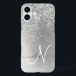 Coque Pour iPhone 16 Plus Parties scintillant en métal brossé argenté Nom du<br><div class="desc">Personnalisez facilement ce design branché de boîtier de téléphone chic avec une jolie parties scintillant brillante en argent sur un arrière - plan métallique brossé en argent.</div>