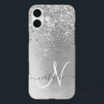 Coque Pour iPhone 16 Plus Parties scintillant en métal brossé argenté Nom du<br><div class="desc">Personnalisez facilement ce design branché de boîtier de téléphone chic avec une jolie parties scintillant brillante en argent sur un arrière - plan métallique brossé en argent.</div>