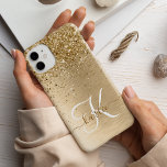Coque Case-Mate iPhone Parties scintillant en métal brossé or Nom du mono<br><div class="desc">Personnalisez facilement ce design branché de boîtier de téléphone chic avec une jolie parties scintillant dorée brillante sur un arrière - plan métallique brossé en or.</div>