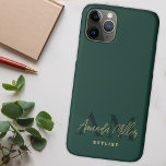 Case-Mate iPhone Case Personnalisé Avec Le Nom Vert Or Moderne Monogramm<br><div class="desc">Présentez le boîtier de téléphone Monogramme moderne Emerald Green Personnalisé - un accessoire sophistiqué et élégant qui allie personnalisation et protection pour votre appareil. Ce boîtier de téléphone monogramme est doté d'un élégant script manuscrit cursif avec votre nom personnalisé dans un luxueux jeu de couleurs vert émeraude et or. Conçu...</div>