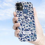Case-Mate iPhone Case Personnalisé Exotic Chic Bleu & Blanc Floral<br><div class="desc">Elégance classique exotique de fleurs et de vignes d'inspiration chinoiserie bleue et blanche sur arrière - plan blanc avec étiquette vierge personnalisable pour votre nom ou monogramme.</div>