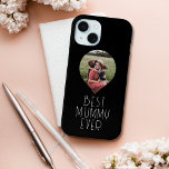 Coque Case-Mate iPhone Photo Best Maman Ever Script moderne<br><div class="desc">Photo Best Mummy Ever Modern Script Smart Phone Case inclut votre photo préférée avec le texte "Best Mummy Ever" dans la typographie de script moderne. Un cadeau parfait pour maman pour la fête des mères,  l'anniversaire ou Noël. Conçu par ©2023 Evco Studio www.zazzle.com/store/evcostudio</div>